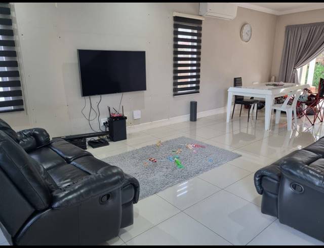 3 BEDROOM TOWNHOUSE RENTED IN EDGEMOUNT ESTATE